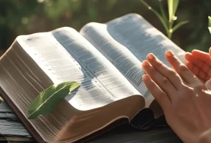 Bíblia sagrada aberta no livro de salmos. Pronto para iniciar o Devocional