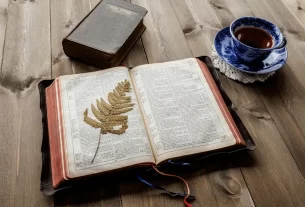 Bíblia aberta com uma xícara simbolizando momento pessoal de devoção bíblica para iniciar o devocional