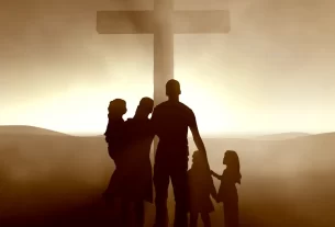 Imagem de uma família com uma cruz no fundo. Simbolizando como é a Família Cristã Baseada na Bíblia