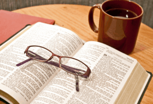 Bíblia aberta, pronto para iniciar o Devocional