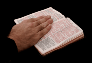 Bíblia aberta para iniciar um Devocional