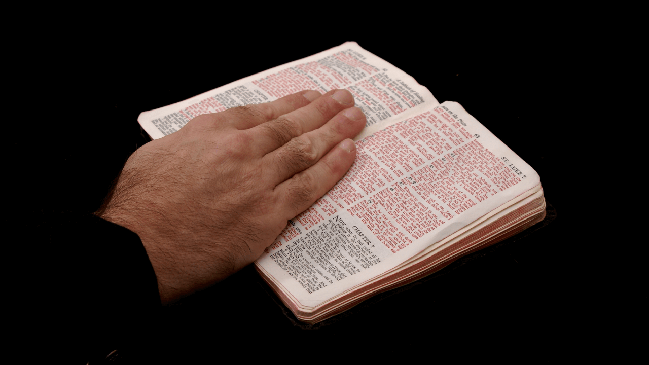 Bíblia aberta para iniciar um Devocional