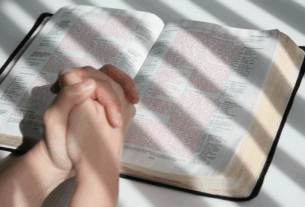 Bíblia aberta para começar um Devocional