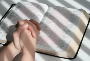 Bíblia aberta para começar um Devocional com Jesus