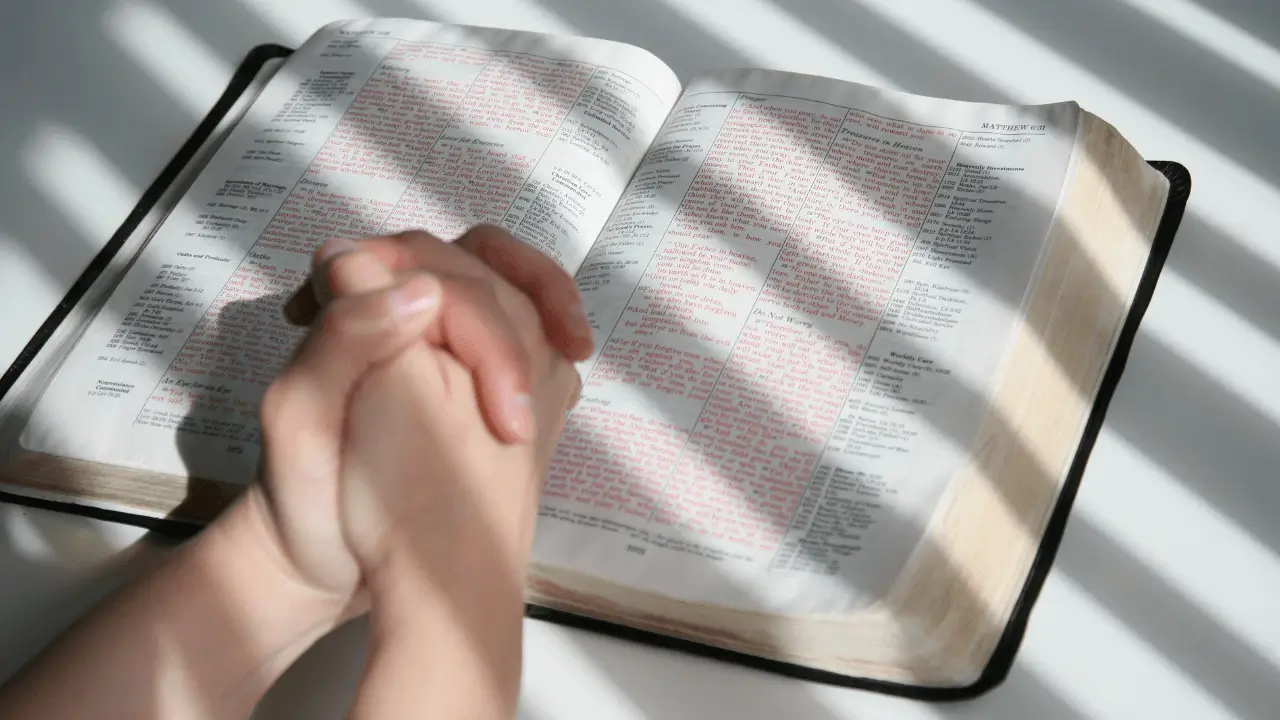 Bíblia aberta para começar um Devocional com Jesus