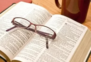 Bíblia aberta pronto para iniciar um devocional com Deus