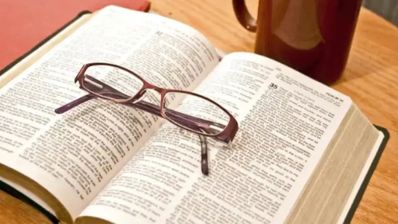 Bíblia aberta pronto para iniciar um devocional com Deus