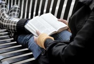 Imagem de Uma pessoa fazendo um devocional pela manhã