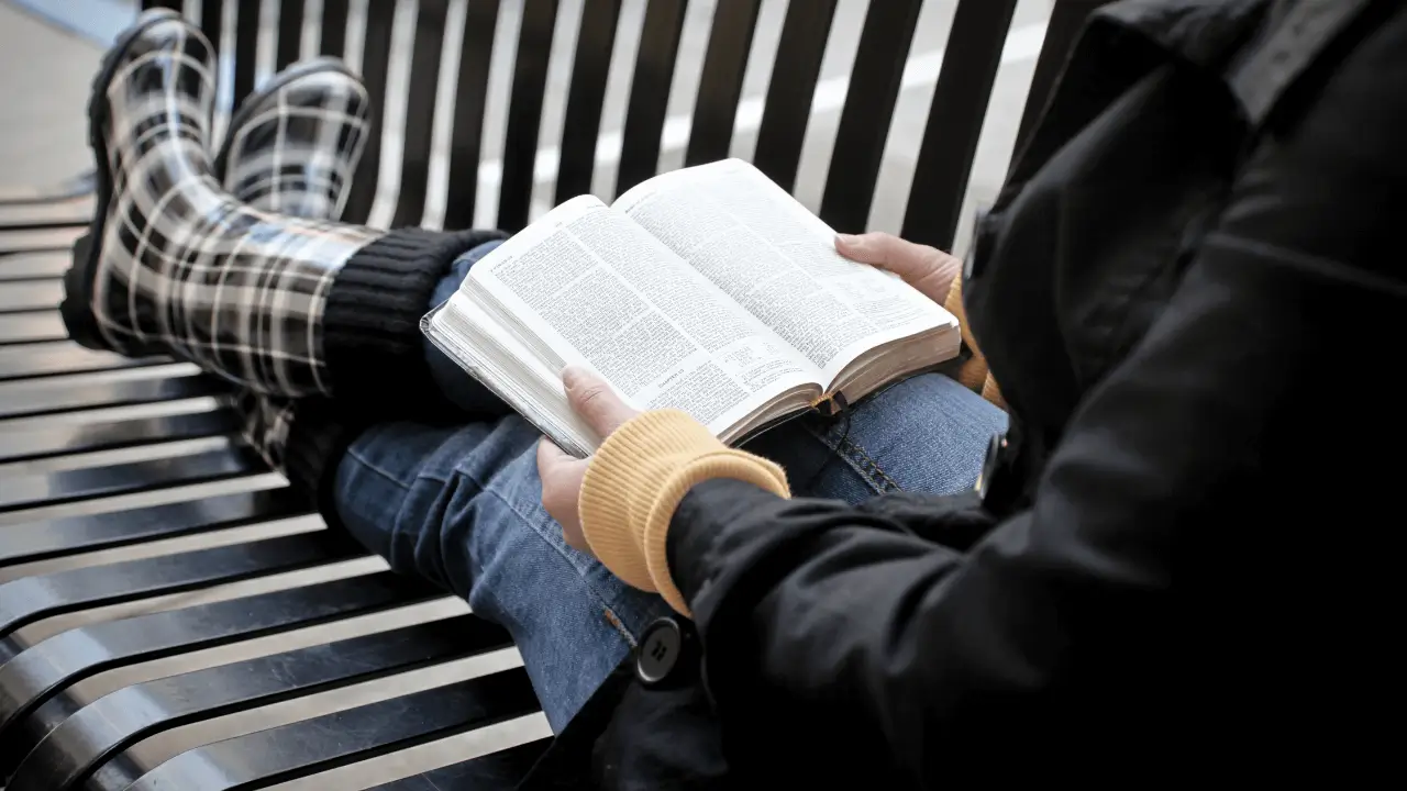 Imagem de Uma pessoa fazendo um devocional pela manhã