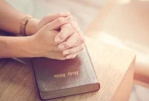 Bíblia aberta, representando direção divina em momentos difíceis. Devocional de hoje