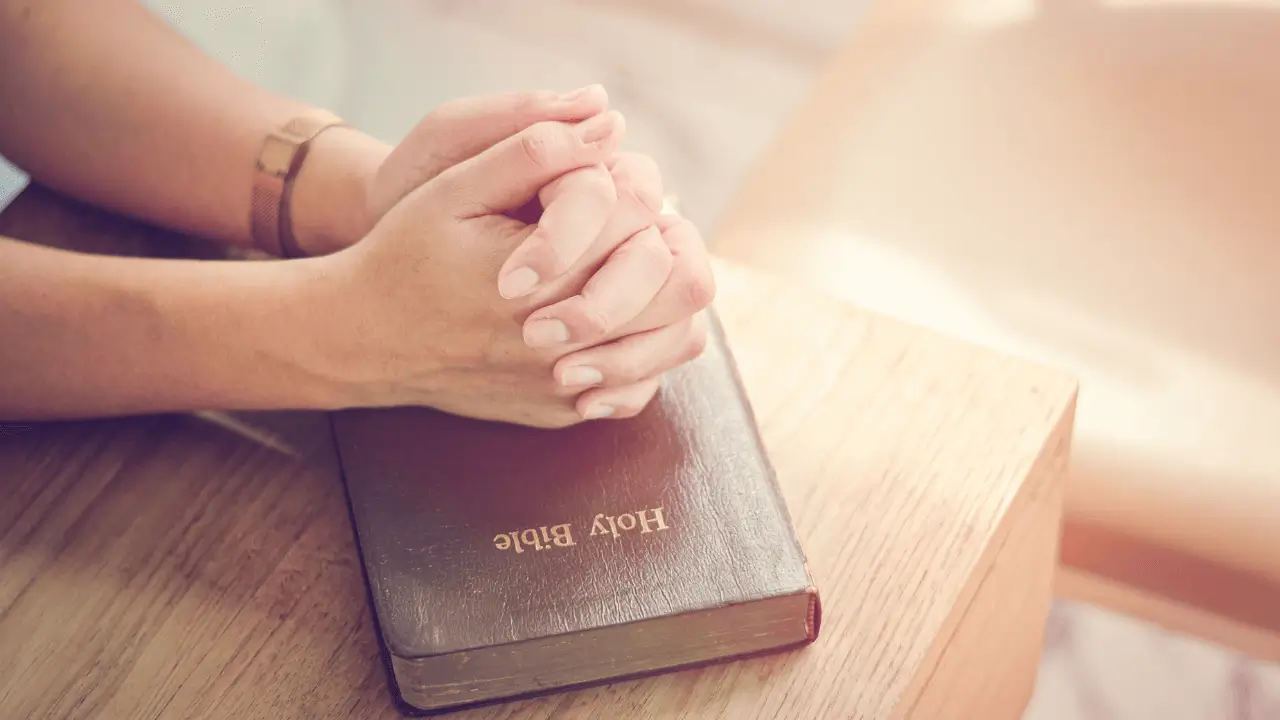 Bíblia aberta, representando direção divina em momentos difíceis. Devocional de hoje