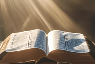 Bíblia aberta sobre um amanhecer, representando o início de um devocional cristão.