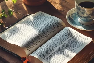 Bíblia aberta sobre uma mesa ao amanhecer, representando o início de um devocional cristão.