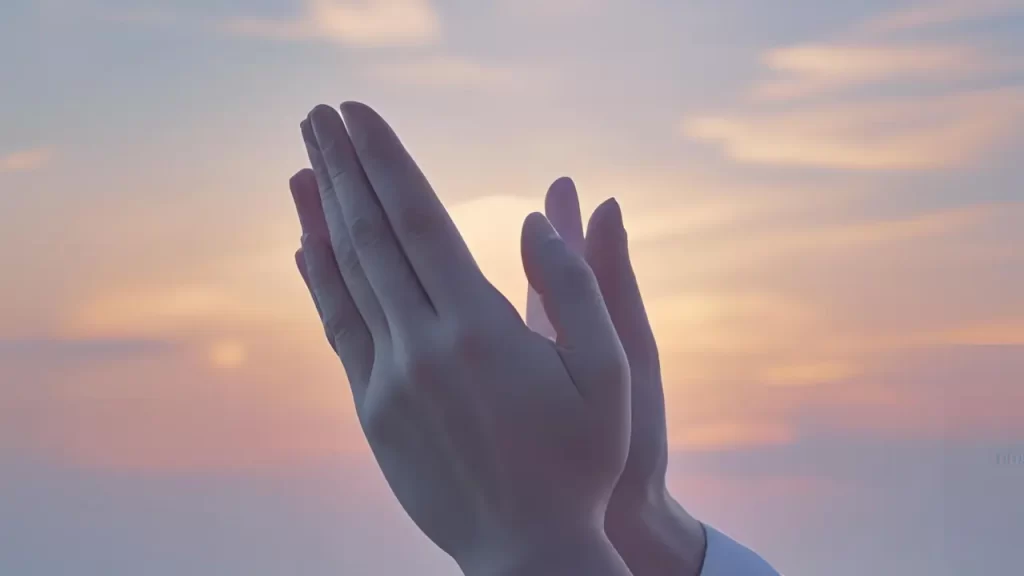 Mãos em oração ao amanhecer, simbolizando paz e entrega a Deus