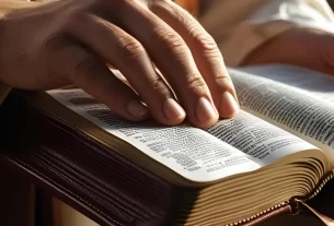 Devocional de hoje. Bíblia aberta no Salmo 34:18 destacando a promessa da presença de Deus para os de coração quebrantado.