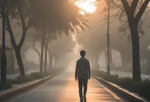 Imagem do Devocional. Pessoa caminhando sozinha por uma estrada, com luz suave simbolizando a presença de Deus no cotidiano.