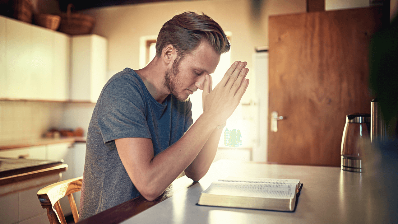  Um homem orando sobre a bíblia. Cristão refletindo a luz de Cristo por meio da oração e leitura da Palavra
