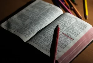 Bíblia aberta para iniciar um devocional.