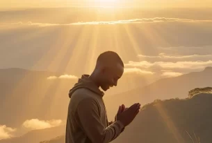 Imagem do Devocional Uma imagem inspiradora relacionada à alegria e fé, como alguém orando ao nascer do sol.