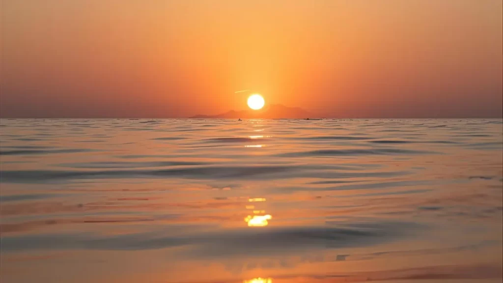 uma paisagem calma ou amanhecer, transmitindo paz e confiança.