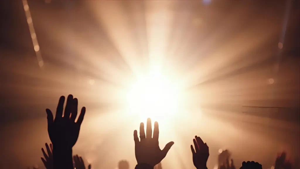 Mãos levantadas. Oração para vencer o medo.
