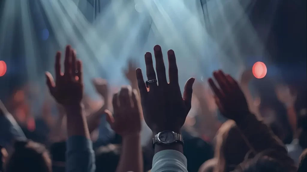 Mãos levantadas em oração, transmitindo sensação de apoio e sustento divino.