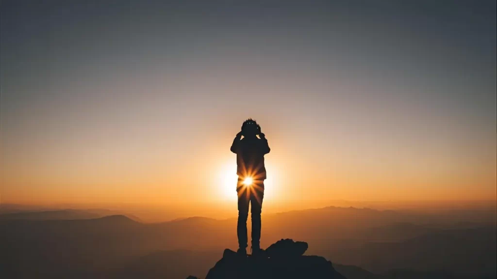 Pessoa em momento de reflexão e oração.