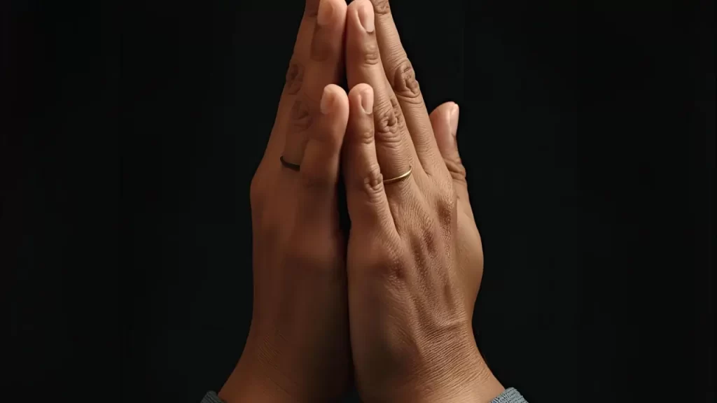 Mãos unidas em oração. Prática diária da fé com oração e comunhão espiritual.