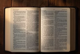 Bíblia aberta para começar um Devocional diário.