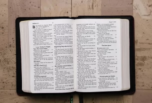 Bíblia aberta para iniciar um devocional.