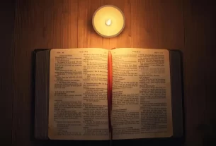 Bíblia aberta em Lamentações 3:24 – Contexto bíblico do devocional.