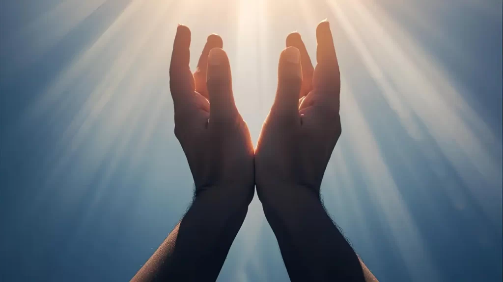 Mãos abertas em oração. Confiar em Deus – esperança no Senhor devocional Lamentações 3:24.