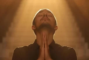 Pessoa expressando gratidão em oração, simbolizando a prática da arte de agradecer na vida cristã.