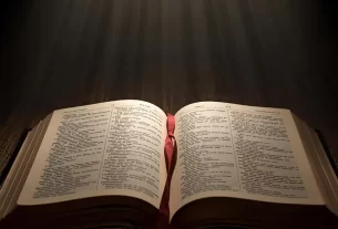 Bíblia aberta para iniciar um Devocional.