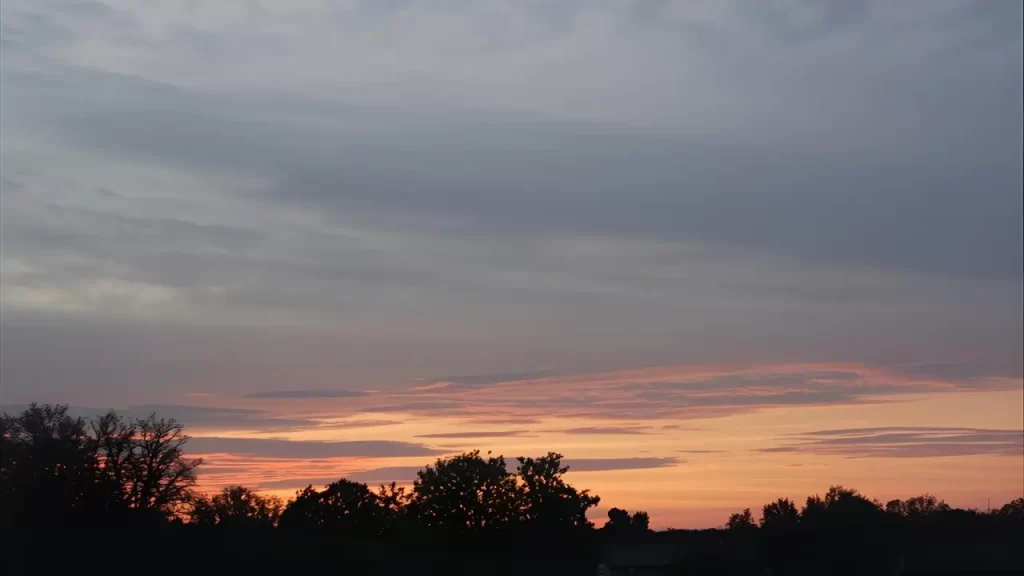 Céu ao amanhecer. Esperança que renova a alma – Devocional de Hoje.