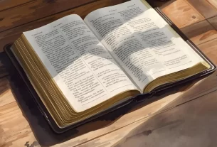 Bíblia aberta para iniciar um devocional diário.