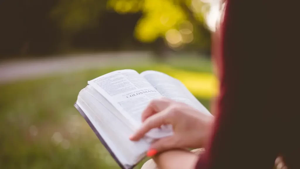 Pessoa lendo a Bíblia em um ambiente calmo.