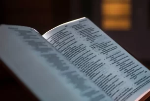 Bíblia aberta para iniciar um devocional.