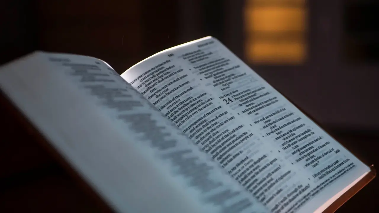 Bíblia aberta para iniciar um devocional.
