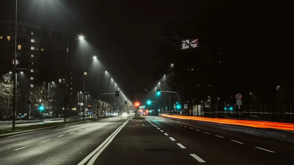 Estrada iluminada ao entardecer, simbolizando confiança e esperança em Deus mesmo em momentos difíceis.