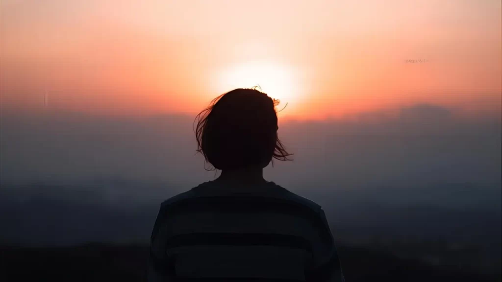 Pessoa olhando para o horizonte.