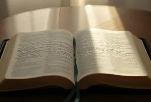 Bíblia aberta para iniciar um devocional.