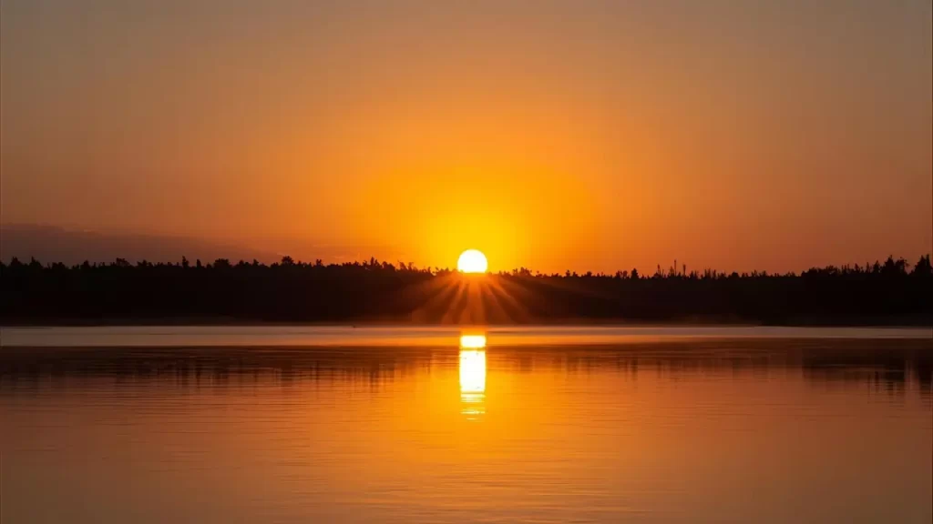 Um pôr do sol com uma cena de paz e esperança, simbolizando consolo e renovação.