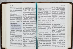 Bíblia aberta para iniciar um devocional.