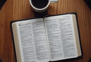 Bíblia aberta para iniciar um devocional.