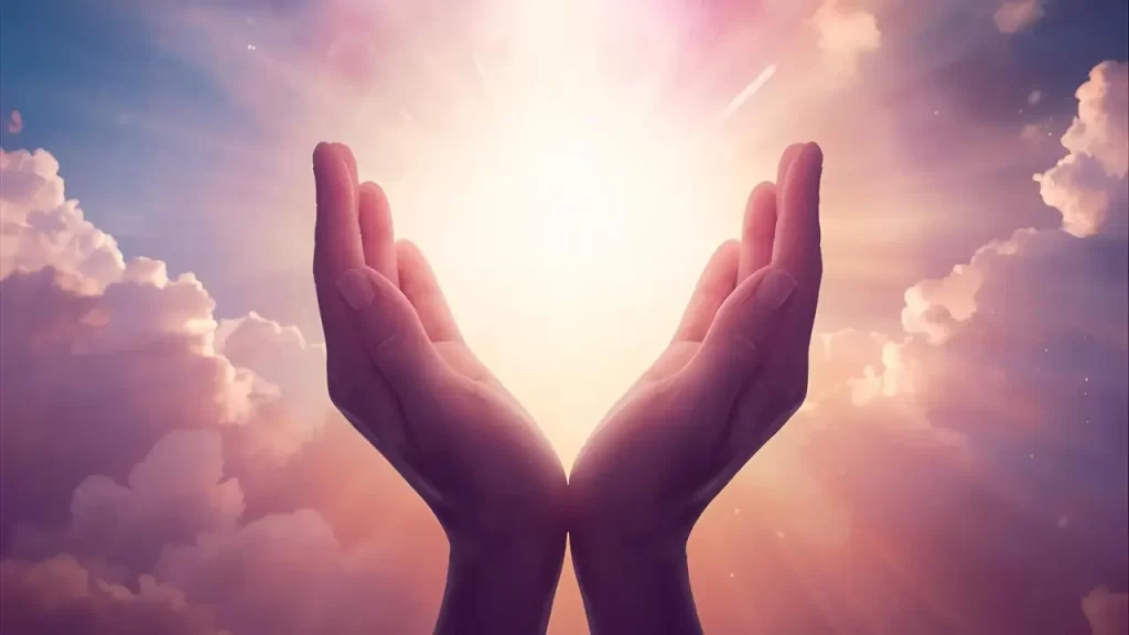 mãos abertas em oração.