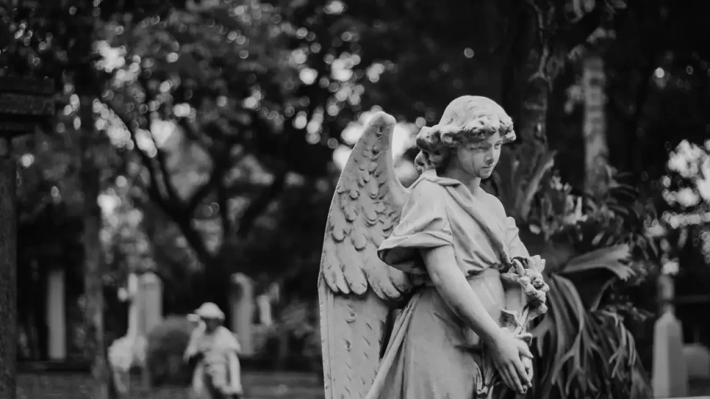 Anjo com luz celestial. 