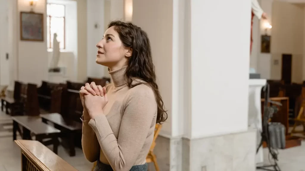 Pessoa orando, simbolizando presença dos Anjos 