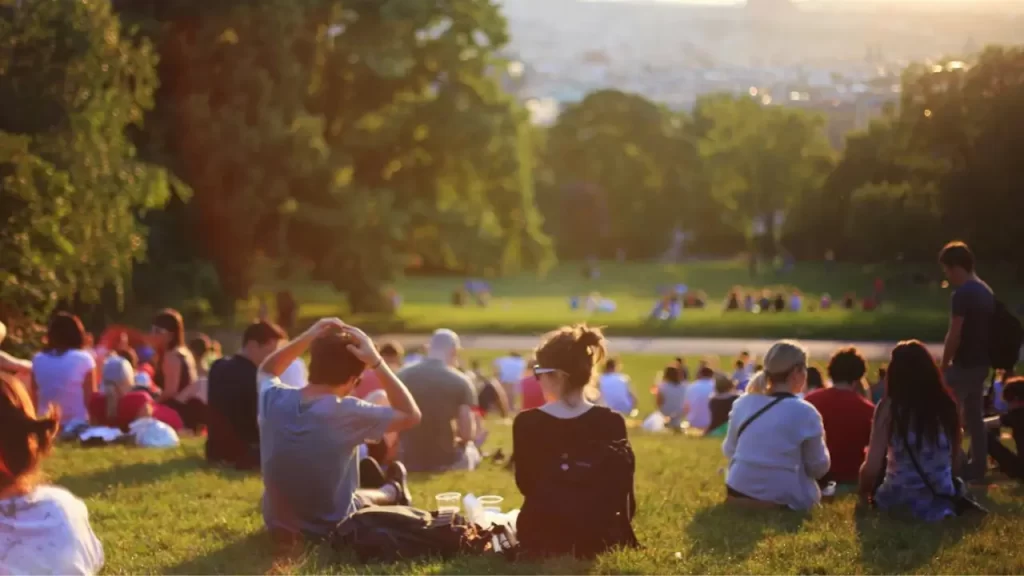 Grupo de pessoas reunidas compartilhando fé e experiências de força e esperança.