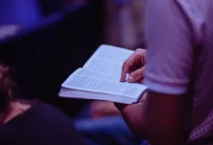 Pessoa lendo a Bíblia em oração. Devocional